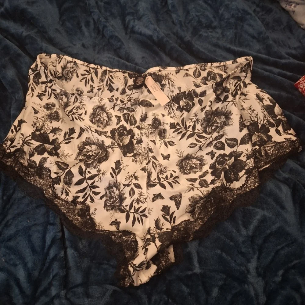 NWT Victoria's Secret Set - Picture 2 of 6